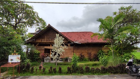 Popular Restaurant includes a house in Lovina Area
