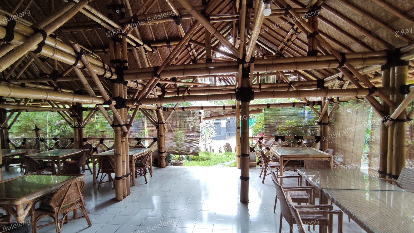 Popular Restaurant includes a house in Lovina Area