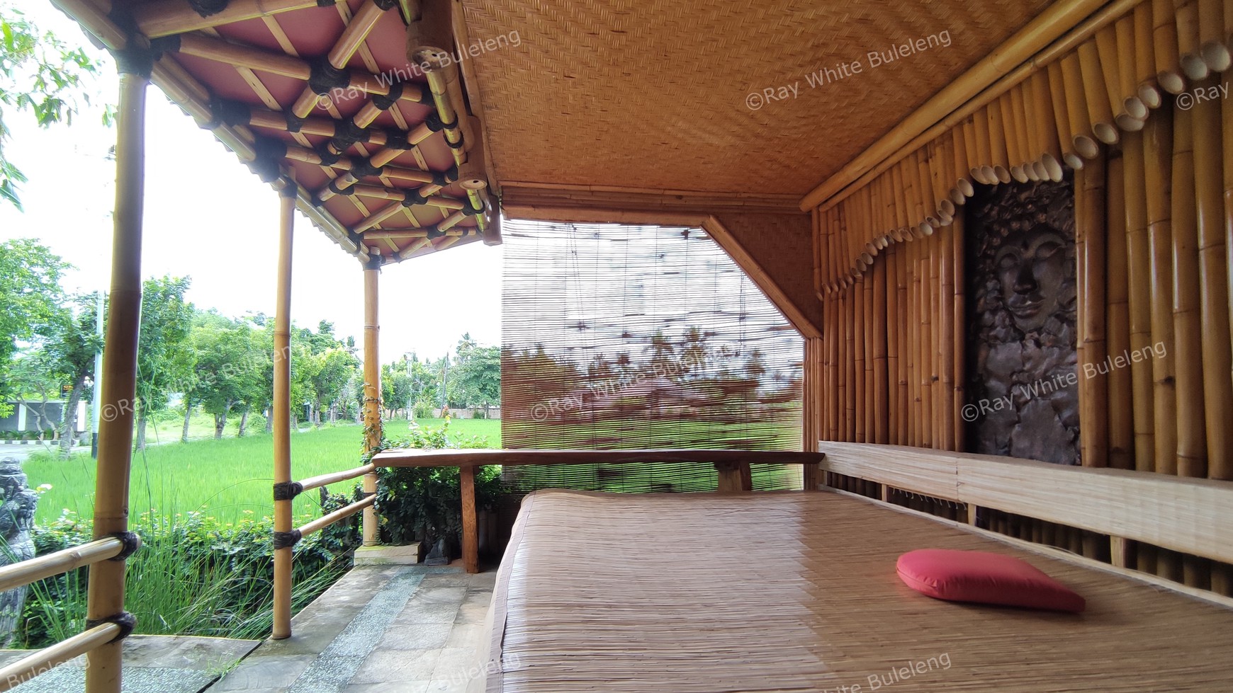 Popular Restaurant includes a house in Lovina Area