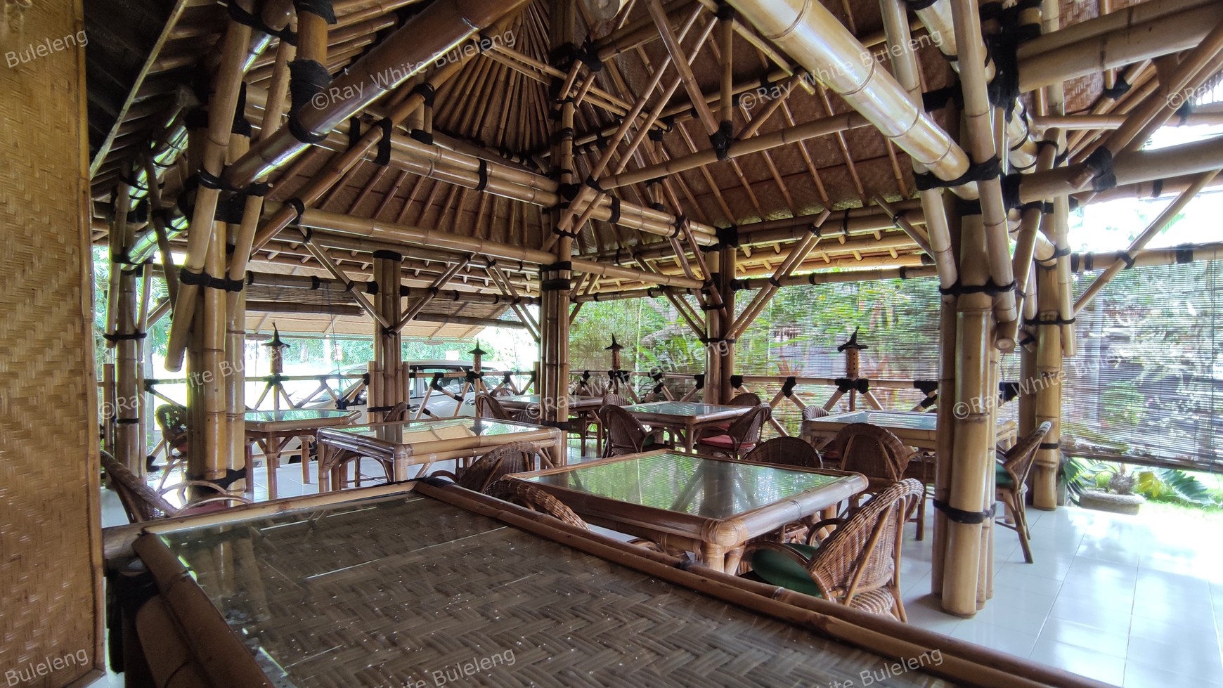 Popular Restaurant includes a house in Lovina Area