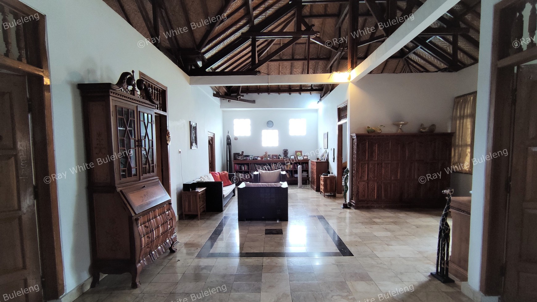 Popular Restaurant includes a house in Lovina Area