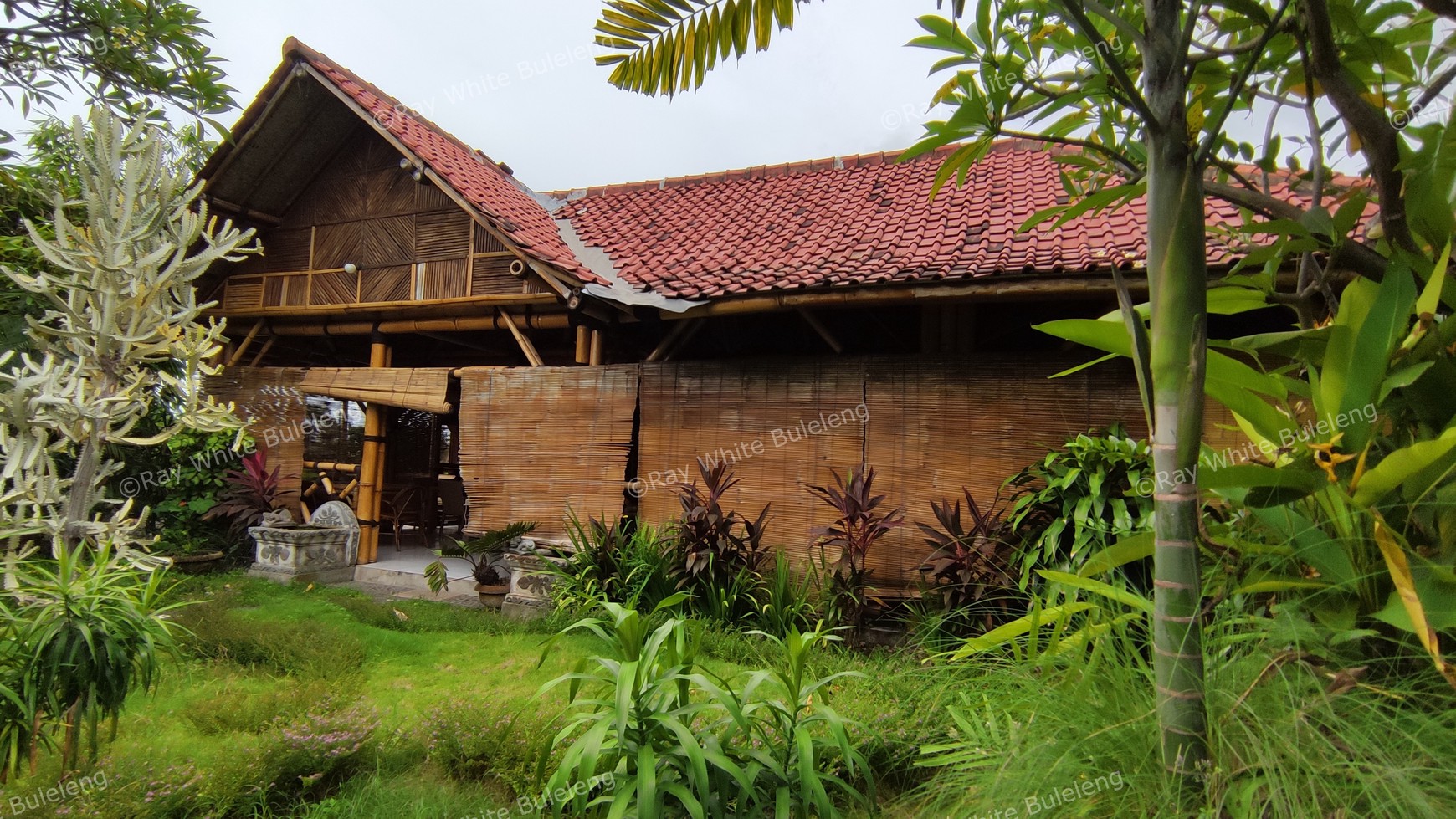 Popular Restaurant includes a house in Lovina Area