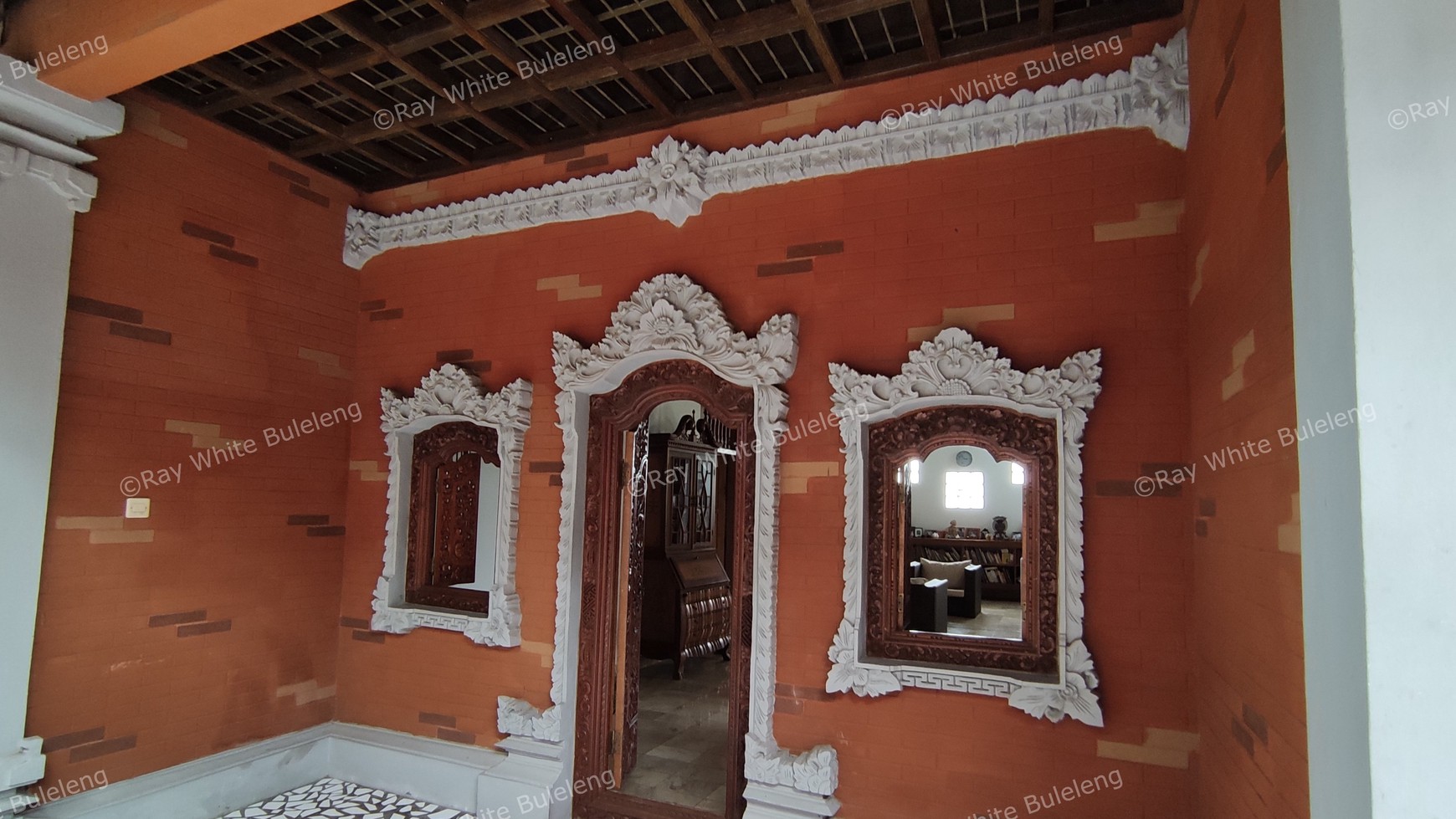 Popular Restaurant includes a house in Lovina Area