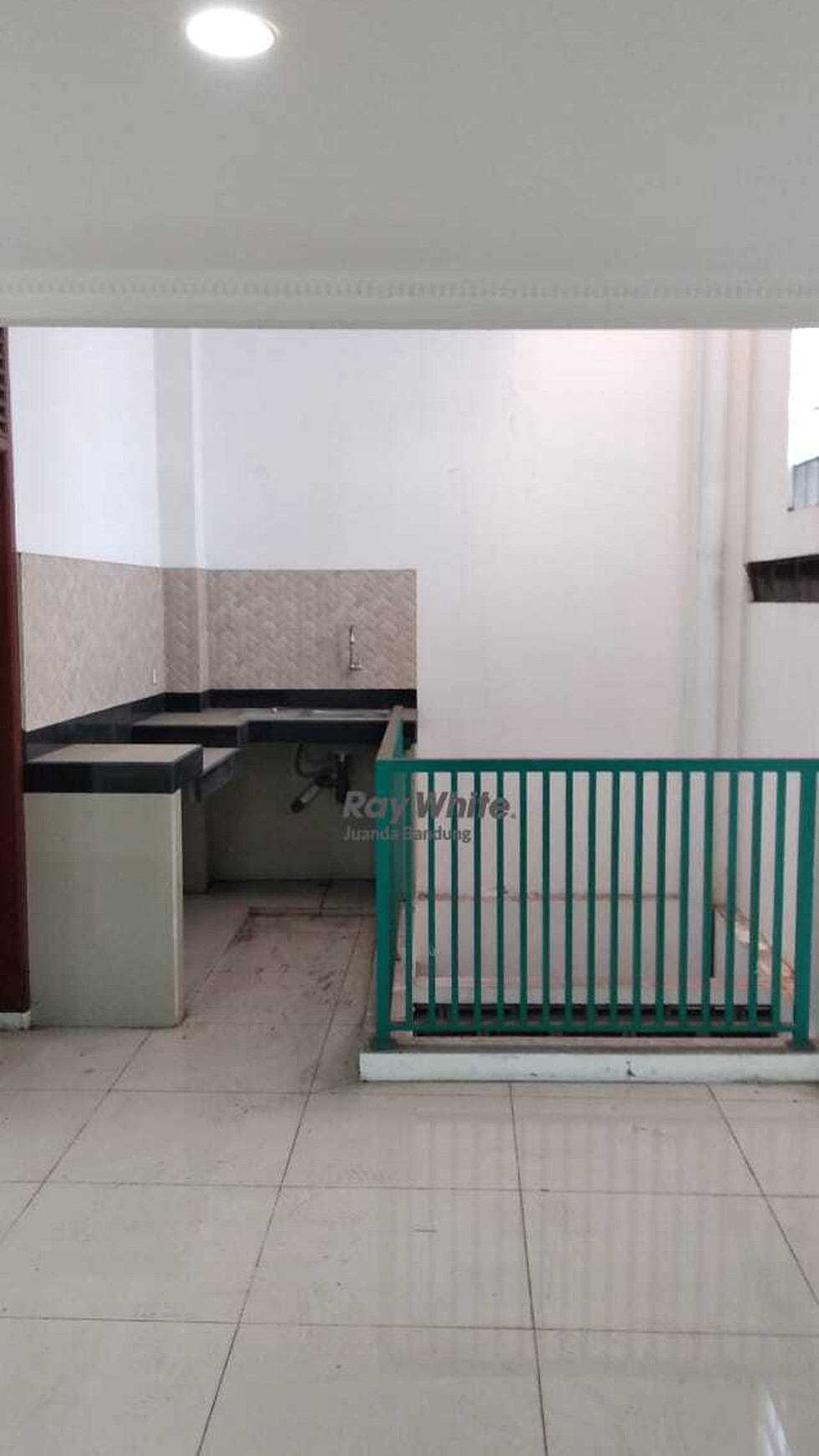 Gedung 2 lantai di Tubagus Ismail sayap Dago