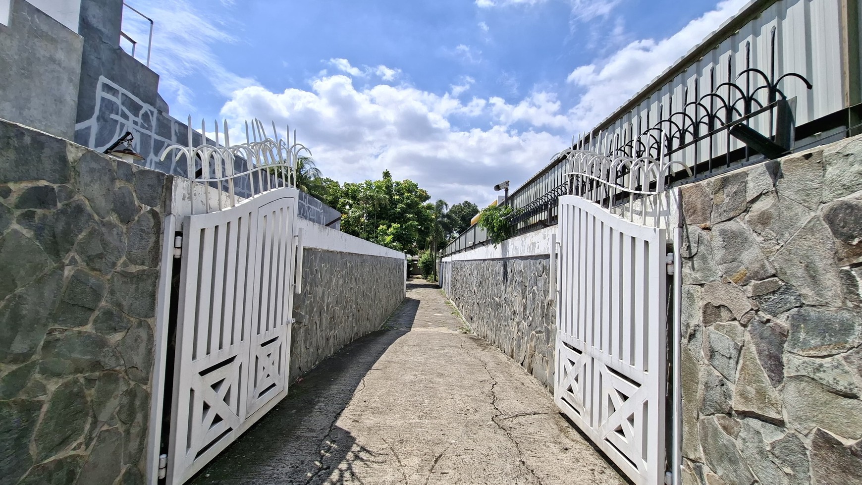 Tanah Luas Bonus 3 Rumah Siap Huni, Jl. Kahfi 1, Jagakarsa, Jakarta Selatan