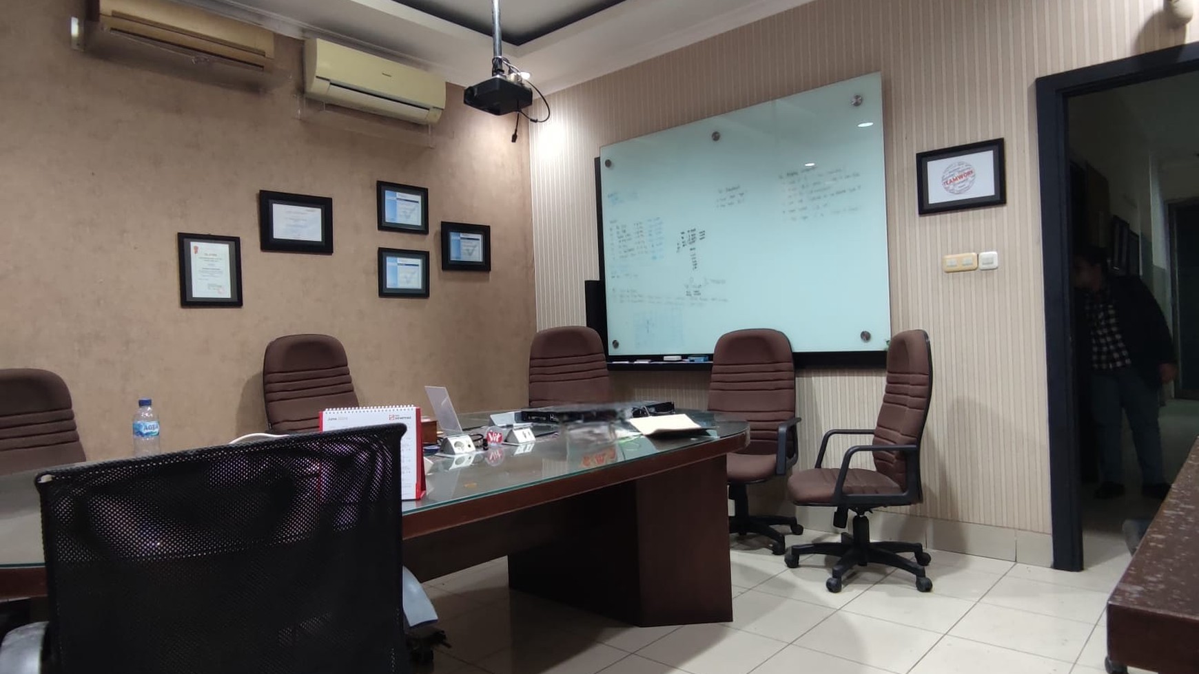 Mini building 4 lantai strategis zona komersil di jalan Guru Mugni. karet setiabudi - jakarta Selatan