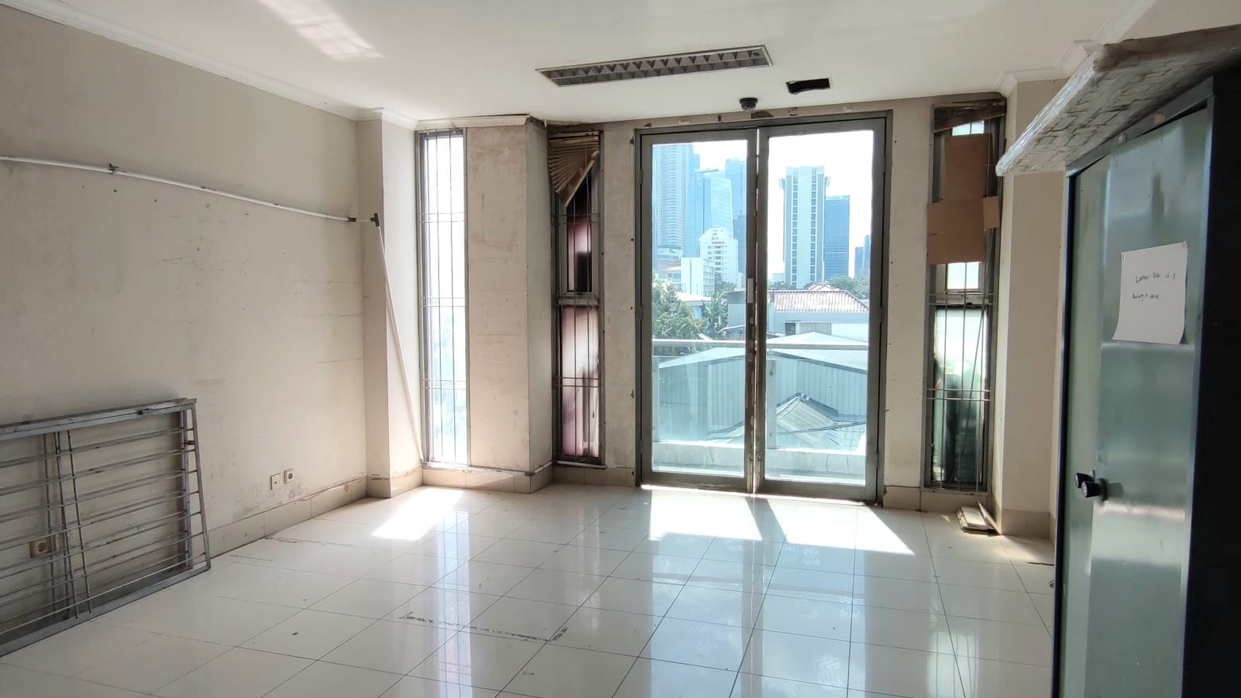 Mini building 4 lantai strategis zona komersil di jalan Guru Mugni. karet setiabudi - jakarta Selatan