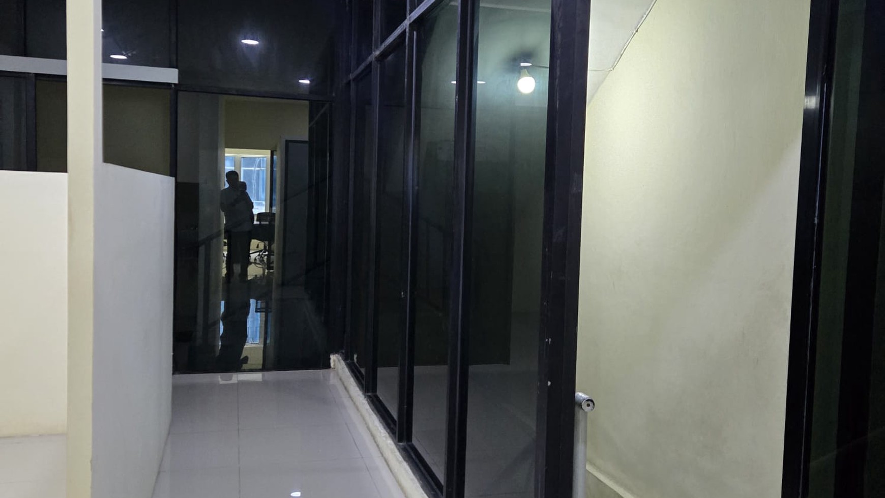 Ruko Arcadia 4 lantai bagus terawat sudah ada partisi dan 7 unit Ac, Jl. Daan mogot raya - Tanggerang.