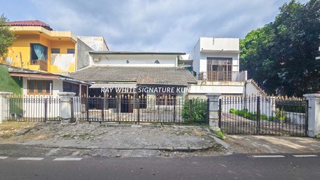 Dijual Rumah Tua 2 Lantai Di Bendungan Hilir Lokasi Bagus