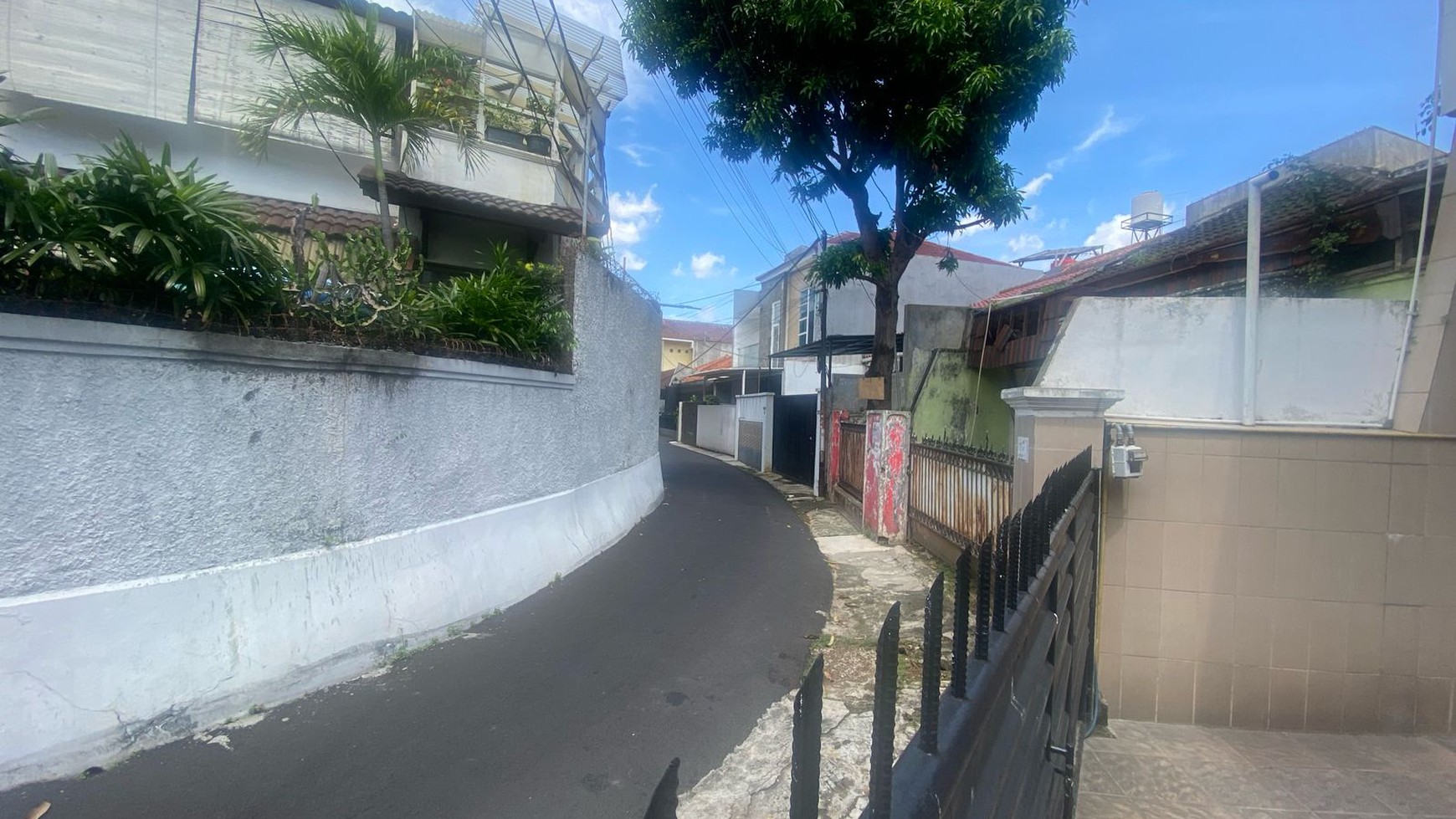 Rumah Luas 2 Lantai Siap Huni dan Cocok Untuk Kumpul Keluarga Besar.