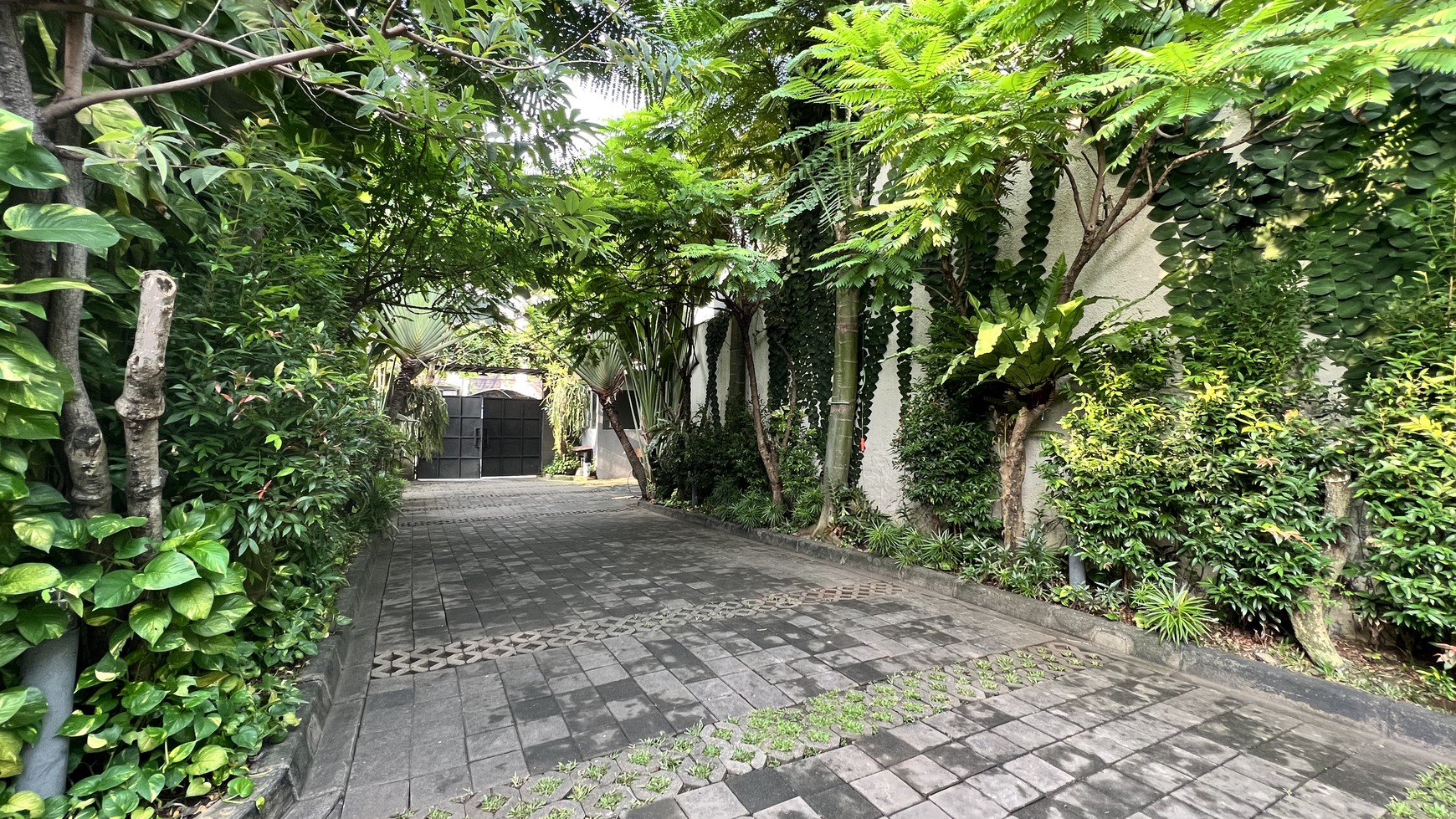 Town house at cipete walking distance to franch school