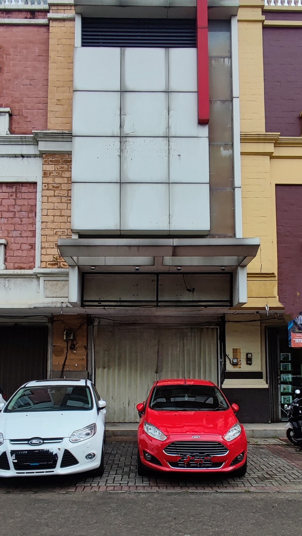 Murah. Ruko pinggir jalan raya di Ruko Paramount Centre, Gading Serpong