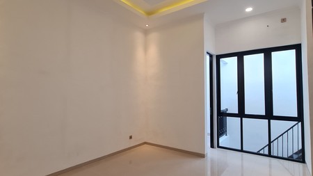 Disewakan Rumah 2 lantai di Darmo Permai Timur Surabaya