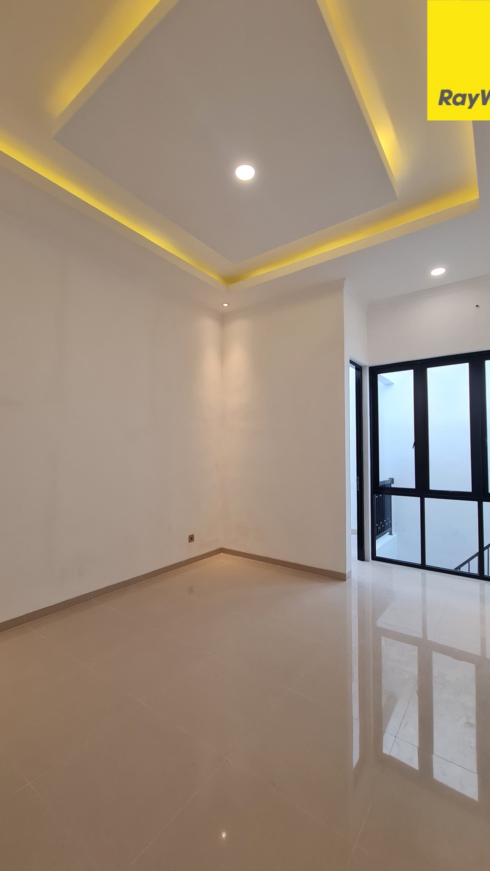 Disewakan Rumah 2 lantai di Darmo Permai Timur Surabaya