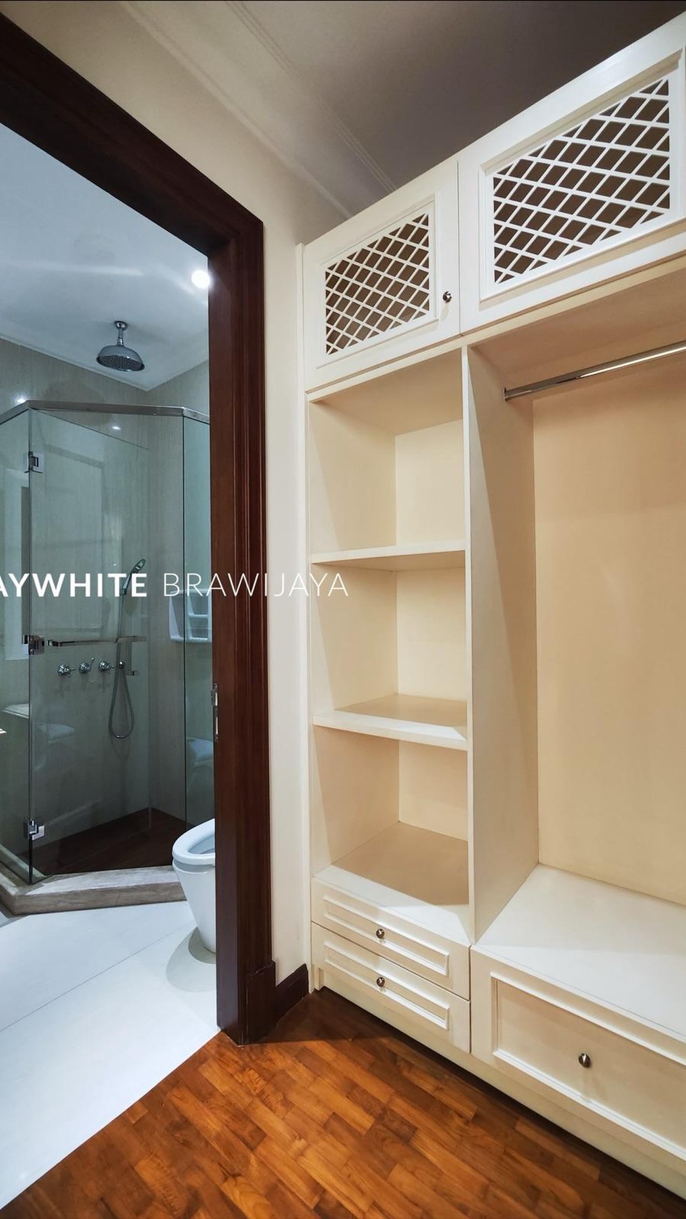 Rumah Mewah Dalam Kompleks Lingkungan Tenang Area Kemang