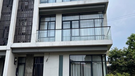Rumah di hook di dalam Courtyard 39, unit paling besar dan sangat luas