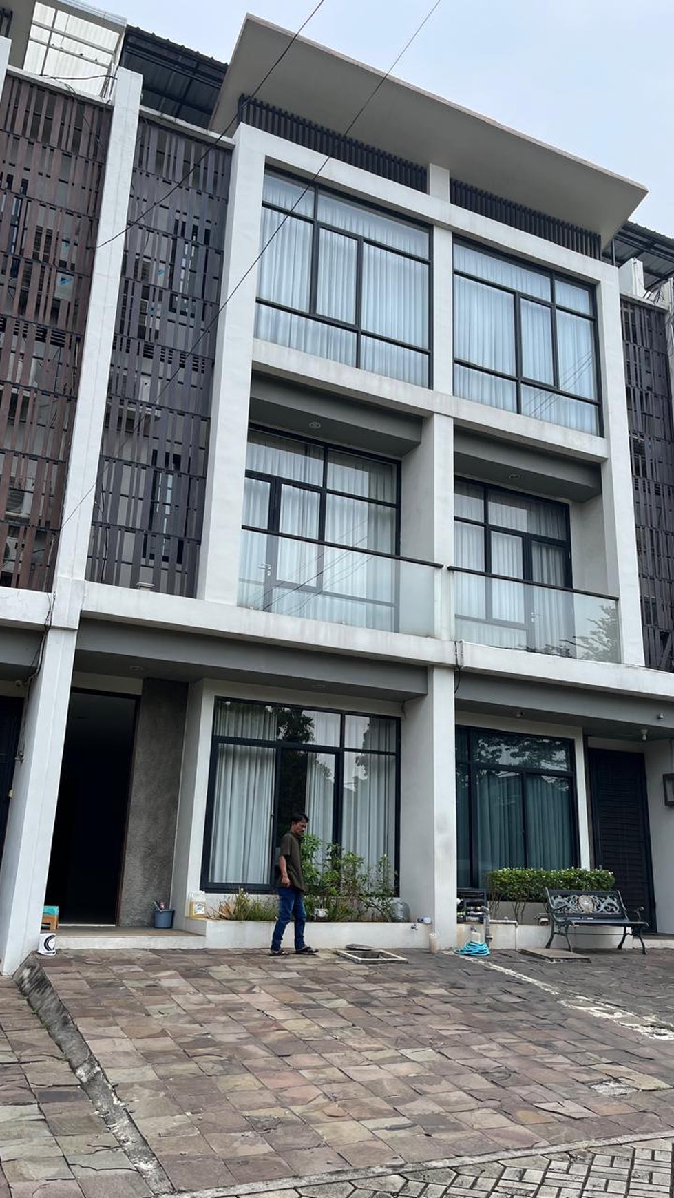 Rumah nyaman di Courtyard 39 dekat dengan berbagai sekolah prestigius di Jakarta Barat