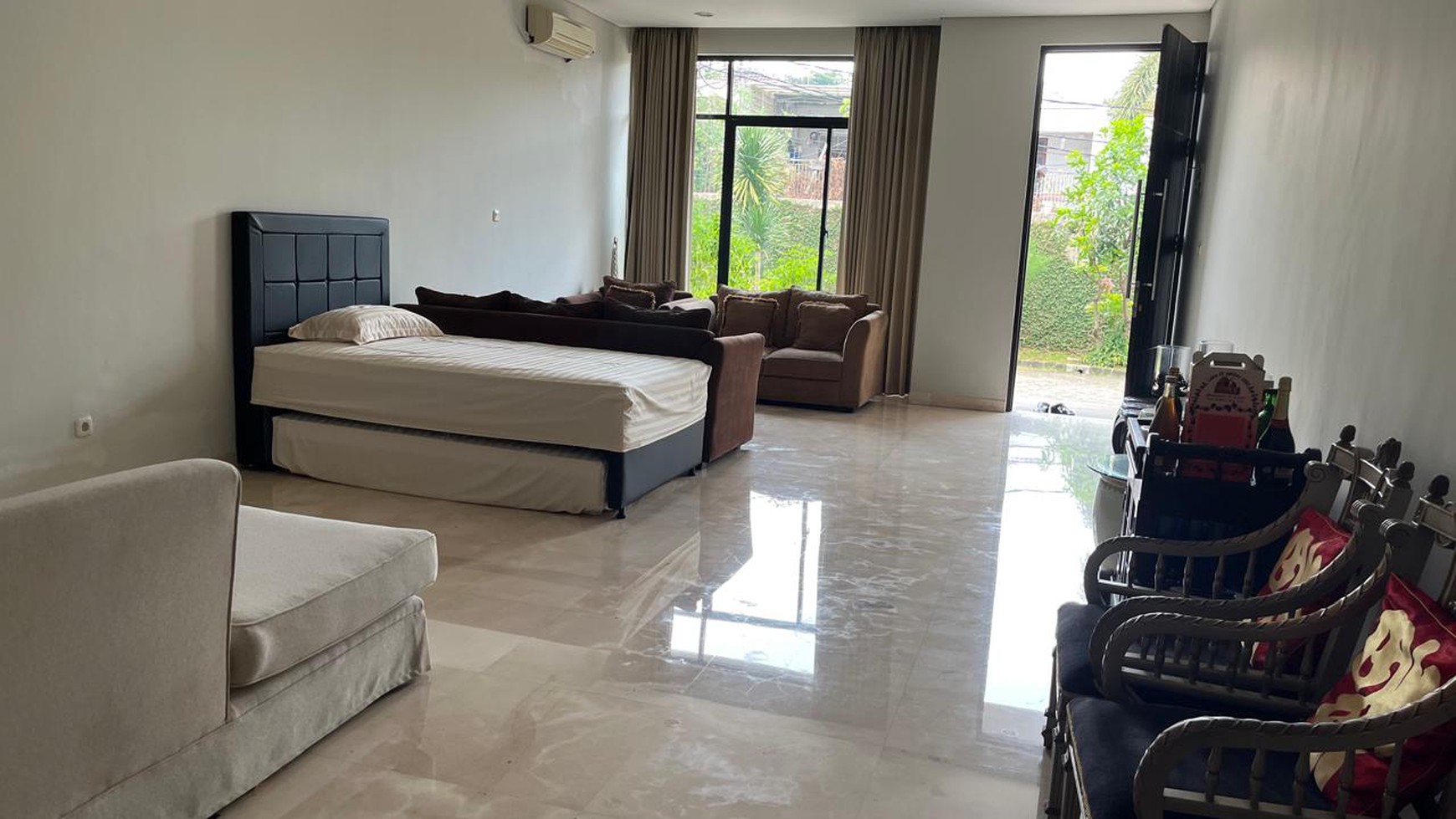 Rumah nyaman di Courtyard 39 dekat dengan berbagai sekolah prestigius di Jakarta Barat
