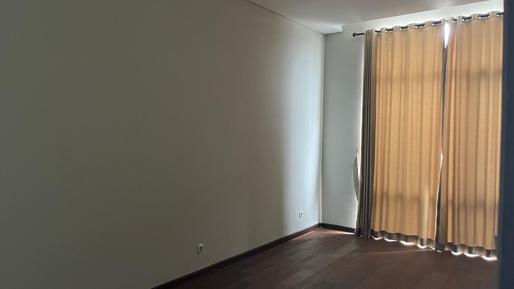 Rumah nyaman di Courtyard 39 dekat dengan berbagai sekolah prestigius di Jakarta Barat
