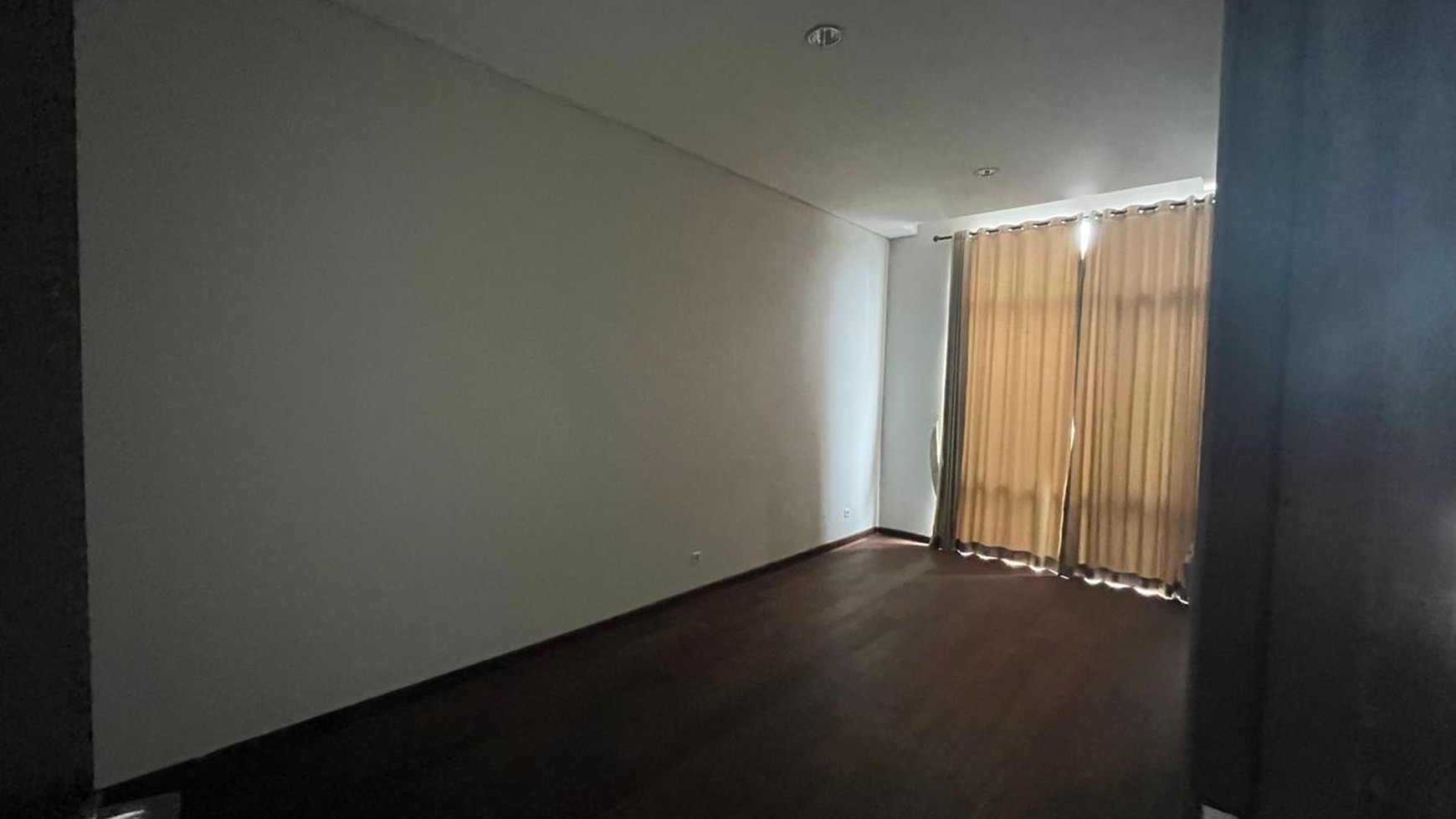 Rumah nyaman di Courtyard 39 Unit D daerah elit di sunrise garden, jakarta barat