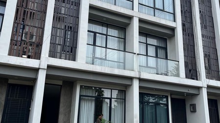 Rumah nyaman di Courtyard 39 Unit D daerah elit di sunrise garden, jakarta barat