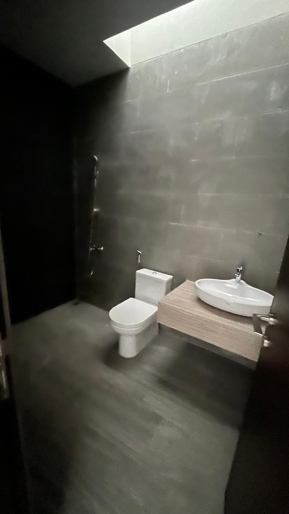 Rumah nyaman di Courtyard 39 Unit D daerah elit di sunrise garden, jakarta barat