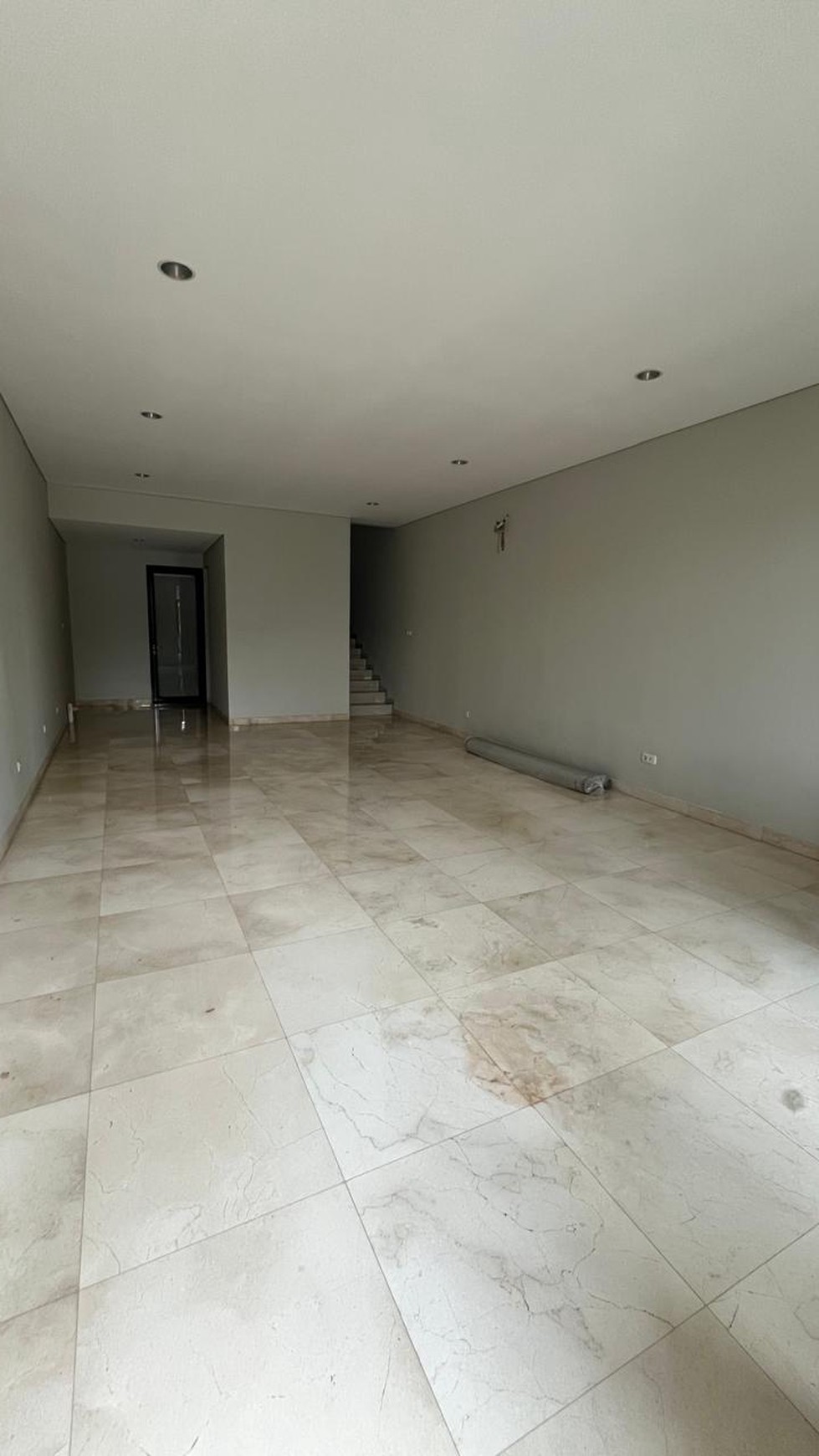 Great living in Courtyard 39 unit B with lushious garden and convenient location
