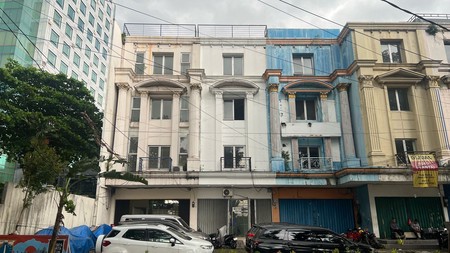 Gedung 4 Lantai di Mainroad Pancoran