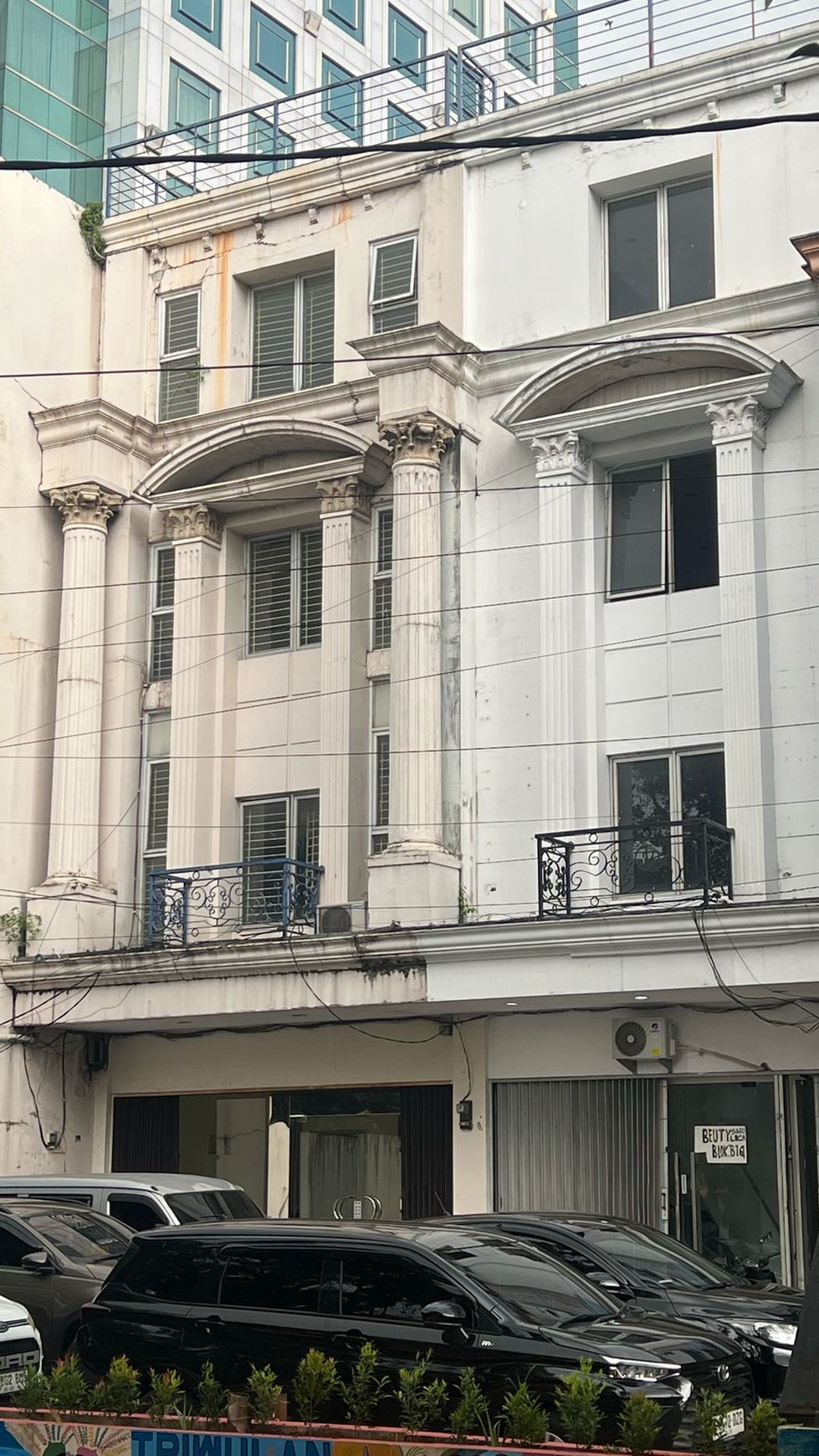 Gedung 4 Lantai di Mainroad Pancoran