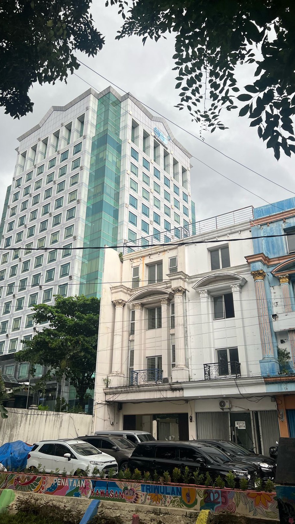 Gedung 4 Lantai di Mainroad Pancoran