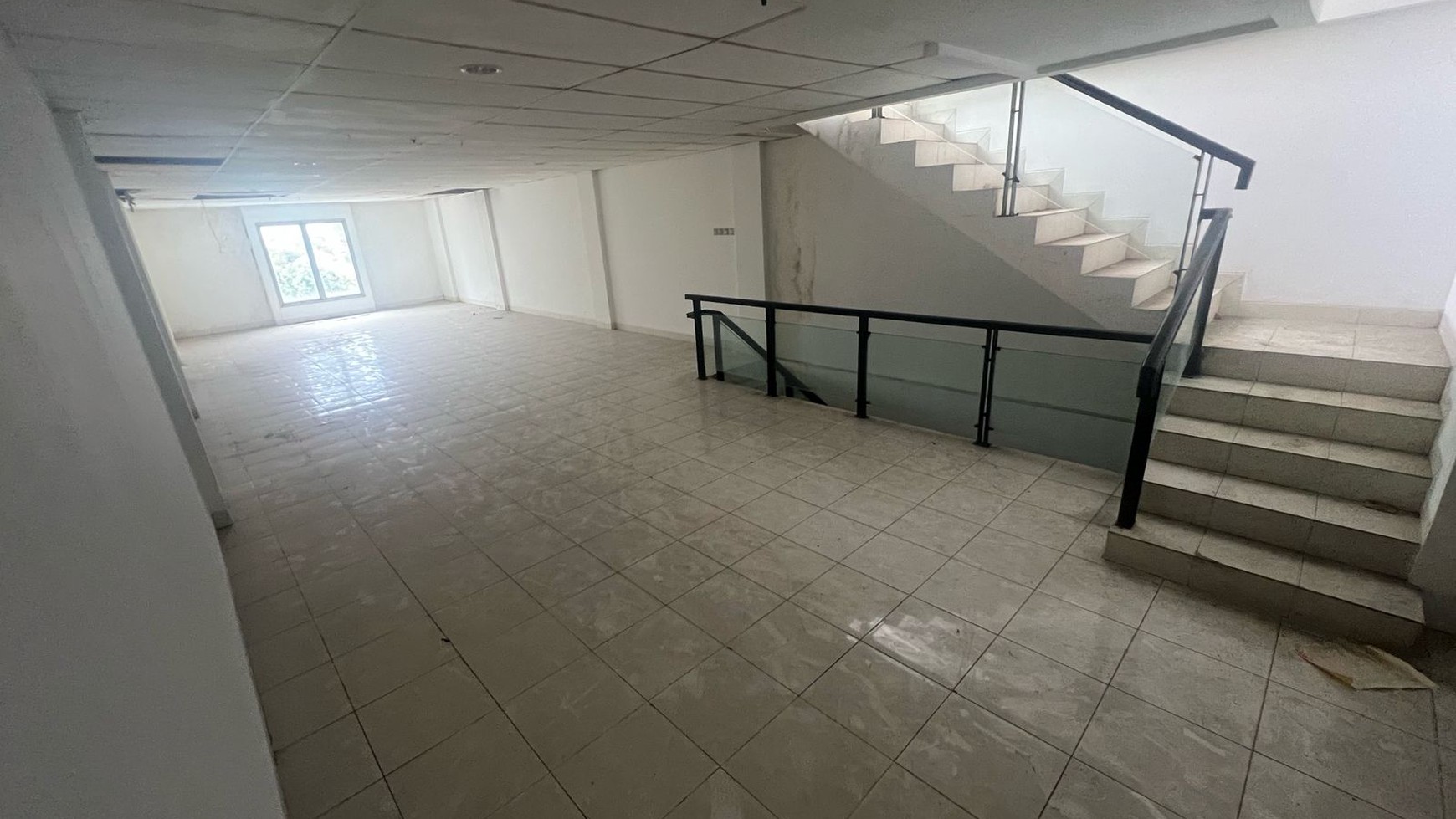 Gedung 4 Lantai di Mainroad Pancoran
