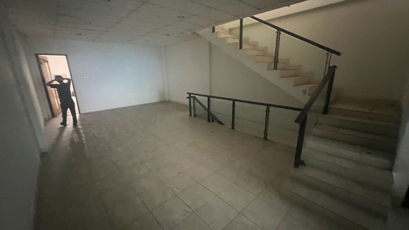 Gedung 4 Lantai di Mainroad Pancoran