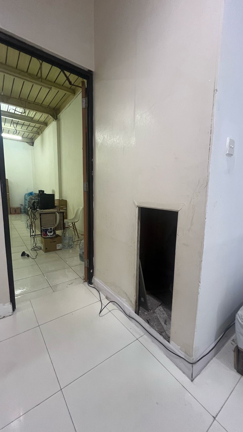 Gedung 4 Lantai di Mainroad Pancoran
