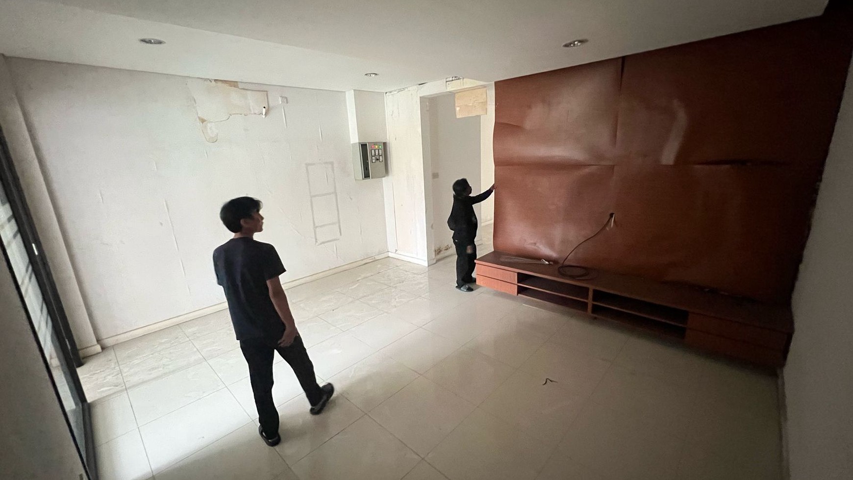 Gedung 4 Lantai di Mainroad Pancoran