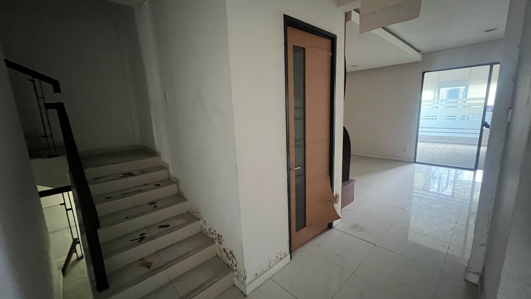 Gedung 4 Lantai di Mainroad Pancoran