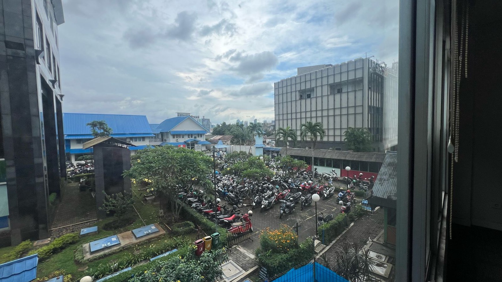 Gedung 4 Lantai di Mainroad Pancoran