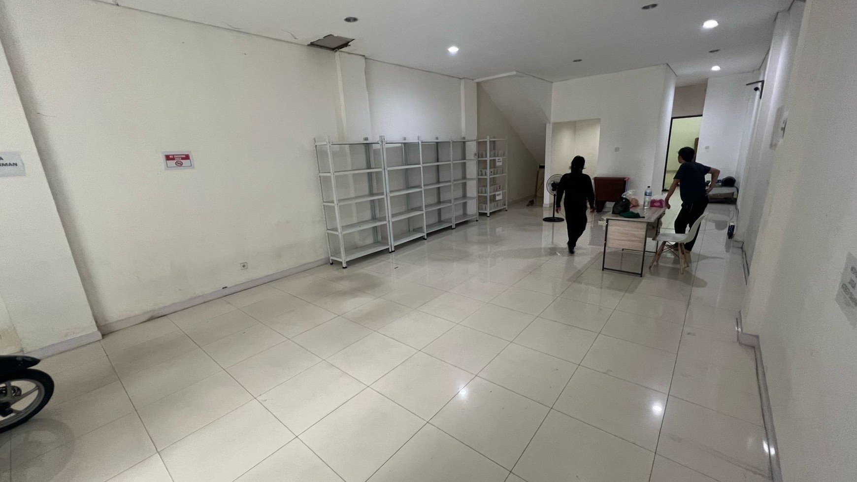 Gedung 4 Lantai di Mainroad Pancoran
