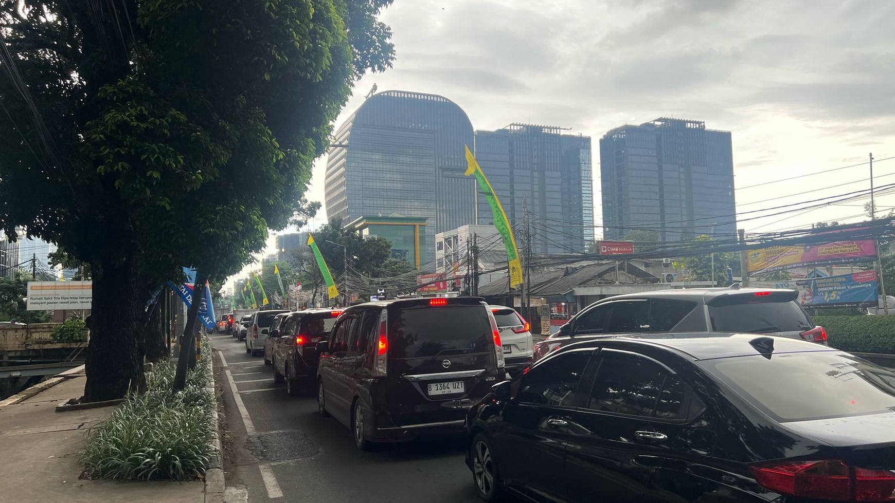 Gedung 4 Lantai di Mainroad Pancoran