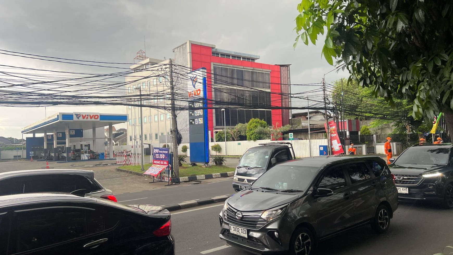 Gedung 4 Lantai di Mainroad Pancoran