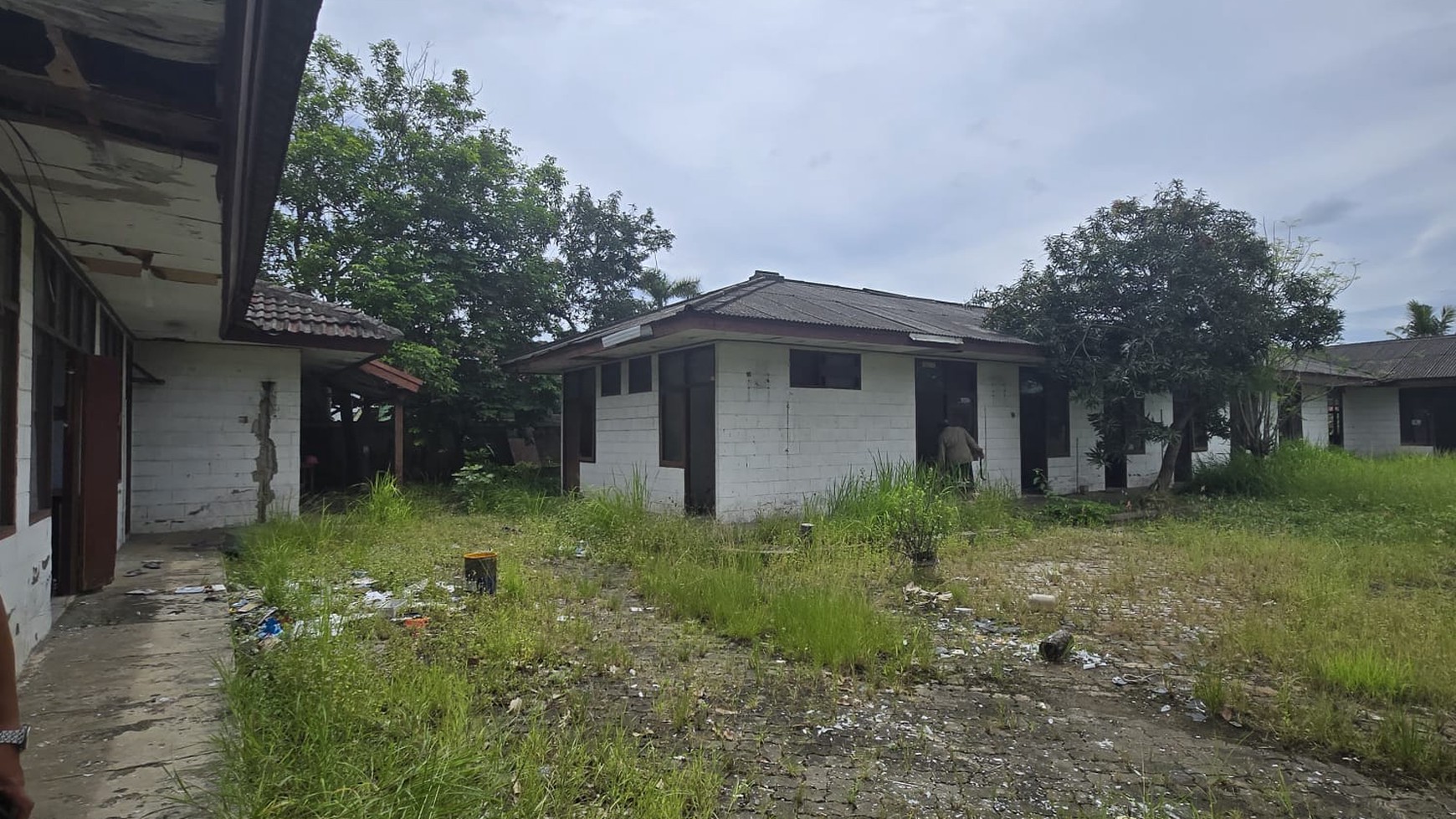 Tanah dan bangunan ex mess karyawan luas 4.075 m2 bentuk kotak di jalan kramat watu, Serang tanggerang banten
