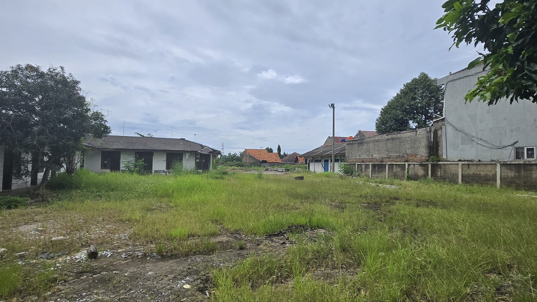 Tanah dan bangunan ex mess karyawan luas 4.075 m2 bentuk kotak di jalan kramat watu, Serang tanggerang banten