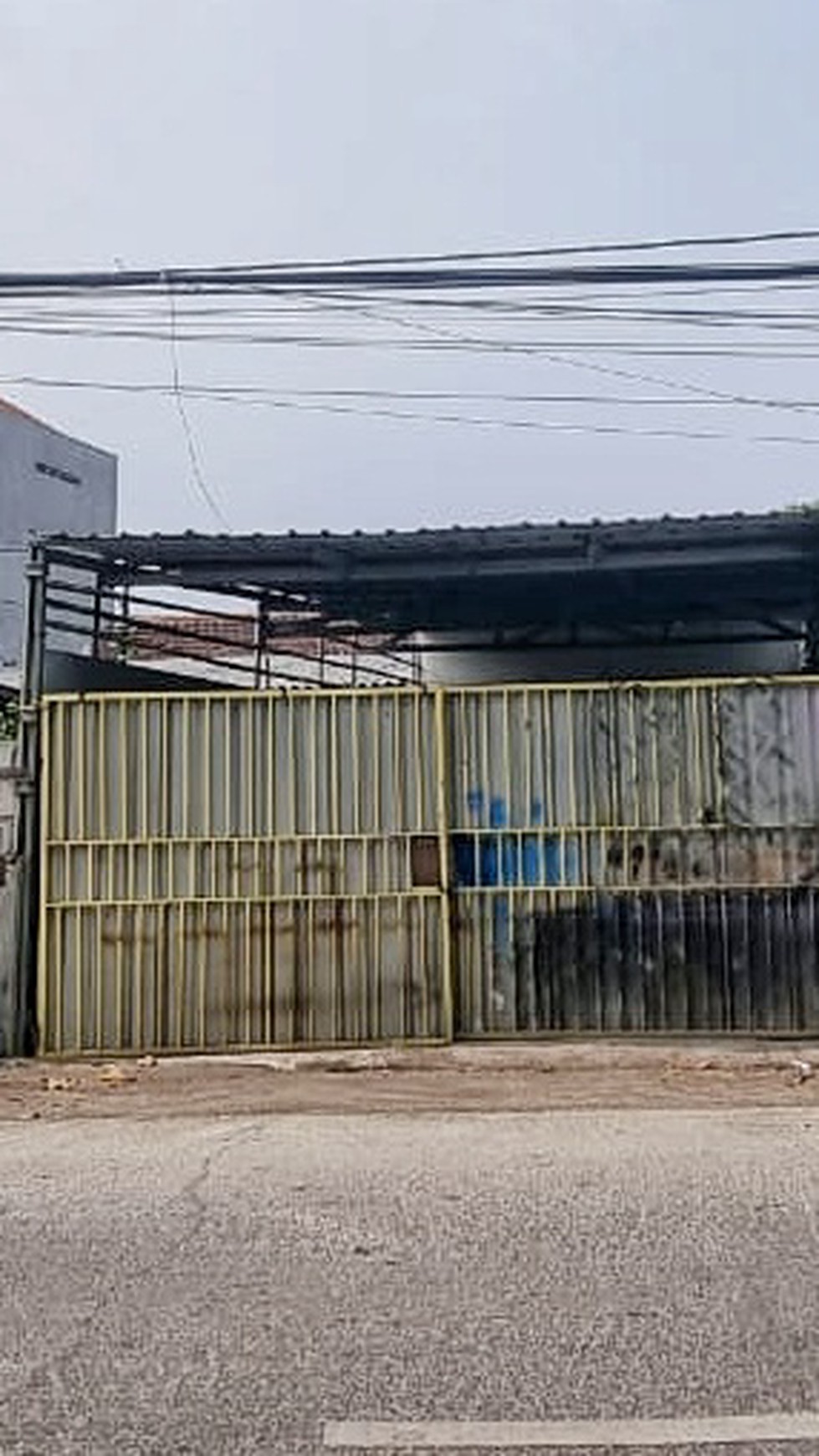 Rumah Strategis di Pinggir Jalan Utama Surabaya, Cocok untuk Usaha Kos-kosan, Tempat Makan, atau Toko