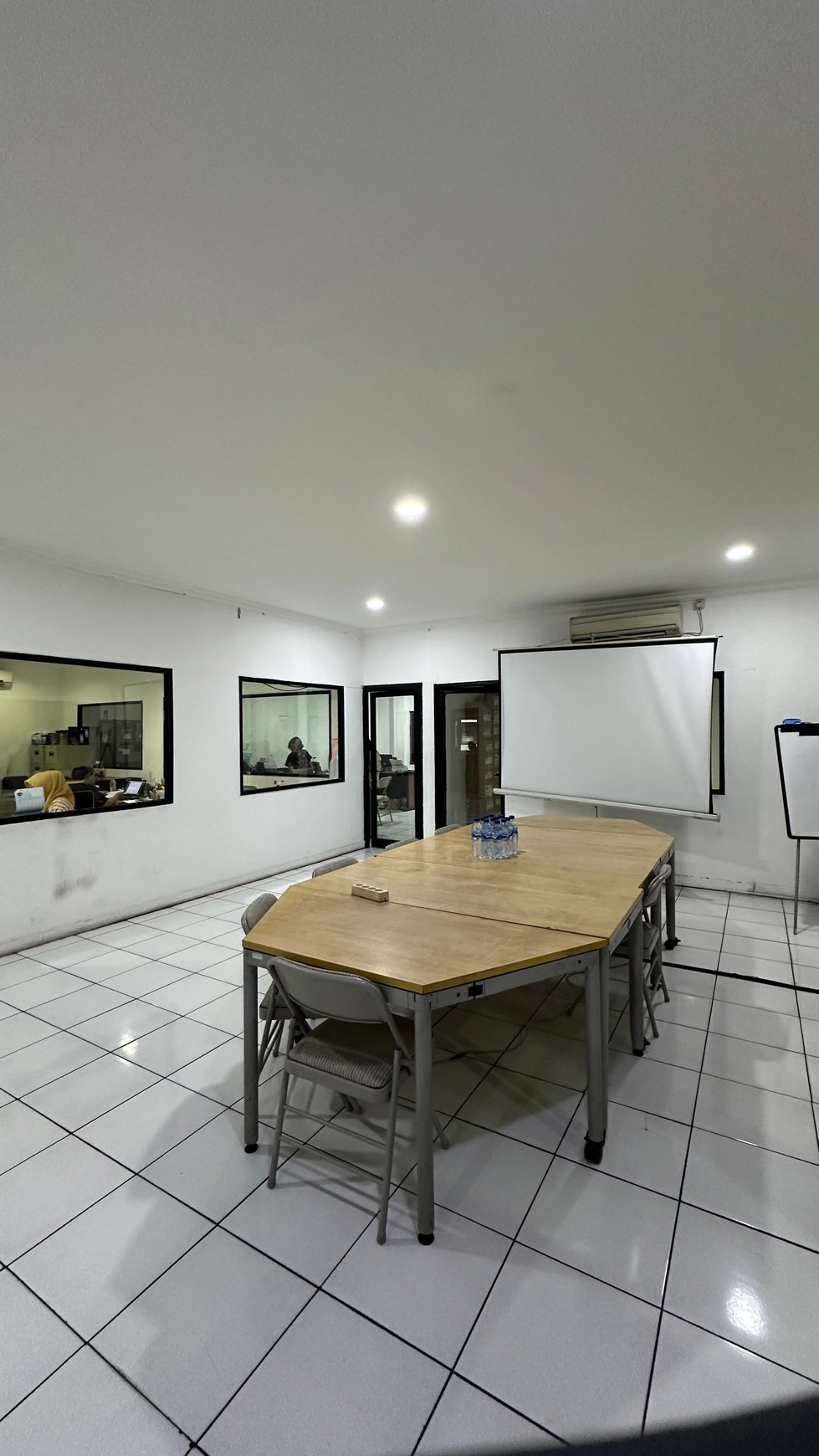 Gedung Komersial 2 lantai di Jl. KH Hasyim Ashari, Ciledug - Tangerang