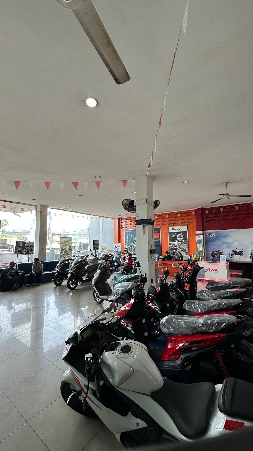 Gedung Komersial 2 lantai di Jl. KH Hasyim Ashari, Ciledug - Tangerang