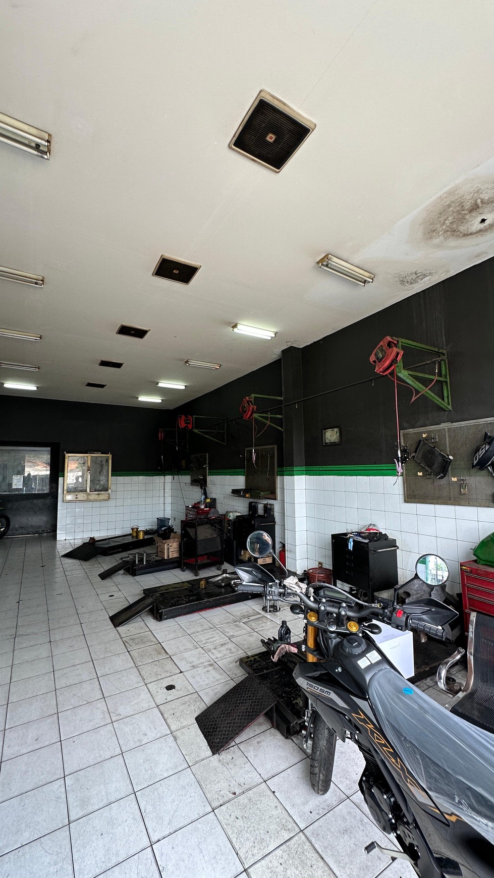 Gedung Komersial 2 lantai di Jl. KH Hasyim Ashari, Ciledug - Tangerang
