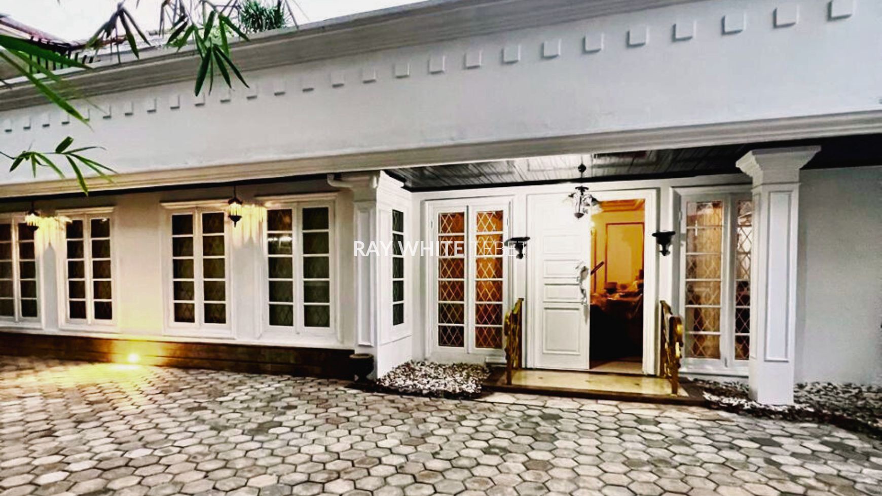 Rumah Mewah SHM Siap Huni Depan Taman di Tebet, Jaksel