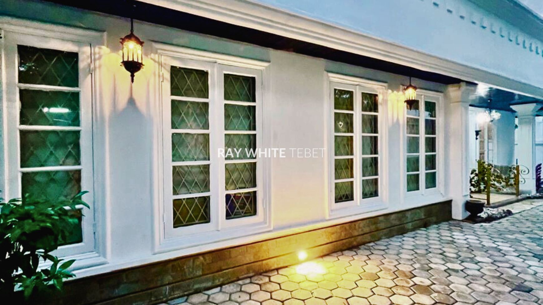 Rumah Mewah SHM Siap Huni Depan Taman di Tebet, Jaksel