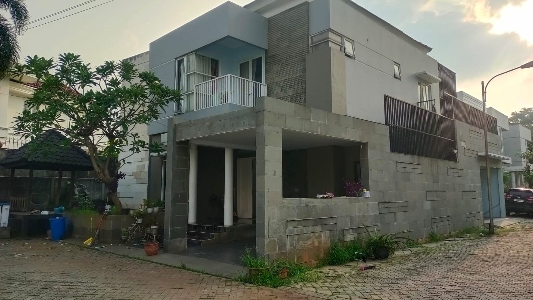 Rumah Hoek Ada Kolam Renang dekat stasiun LRT Cibubur jual Murah 