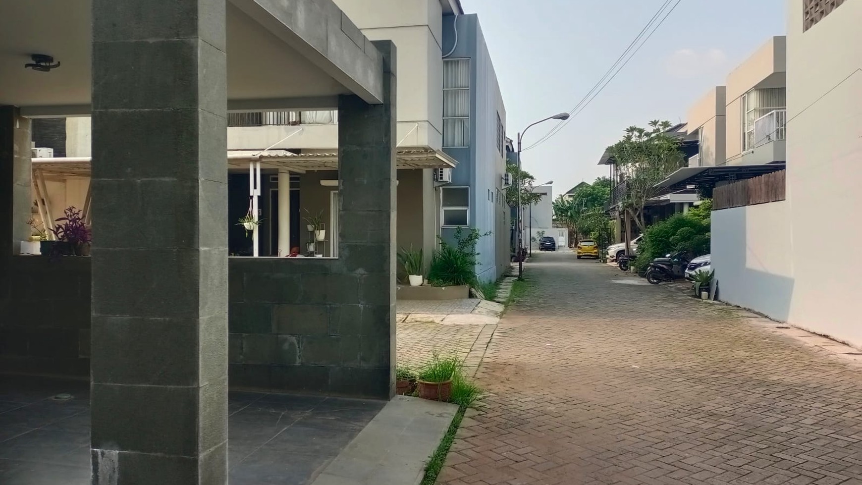 Rumah Hoek Ada Kolam Renang dekat stasiun LRT Cibubur jual Murah 