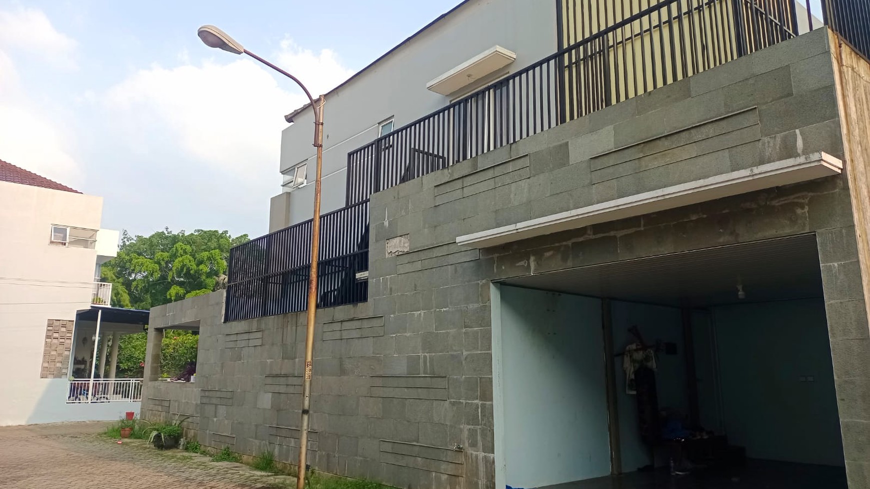 Rumah Hoek Ada Kolam Renang dekat stasiun LRT Cibubur jual Murah 